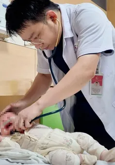 Bé 1 tháng tuổi suy hô hấp, viêm phổi nặng do RSV