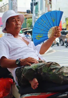 Người dân TP Hồ Chí Minh chật vật dưới thời tiết nắng nóng