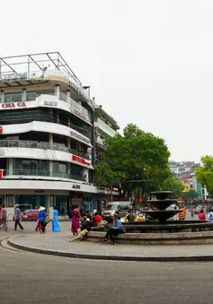 Khẩn trương di chuyển đồ đạc khỏi tòa nhà “Hàm cá mập”