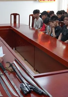 29 thanh, thiếu niên mang súng, đao, kiếm vô cớ chặn đánh người đi đường