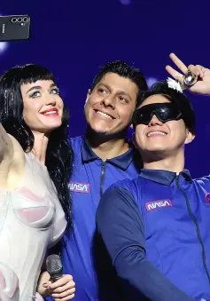 Katy Perry không ngừng khoe về việc bay vào vũ trụ