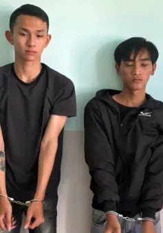 Hai thanh niên dùng mã tấu đe dọa cướp tiền và xe của 2 mẹ con