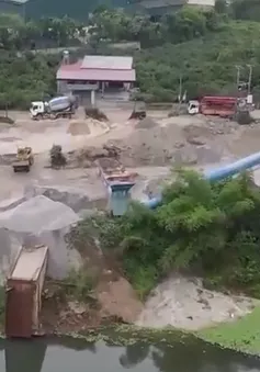 Nhiều trạm trộn bê tông hoạt động trái phép xả thải ra sông