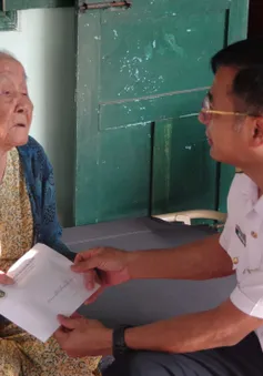 Thăm hỏi, tặng quà gia đình chính sách, gia đình có hoàn cảnh khó khăn dịp lễ 30/4