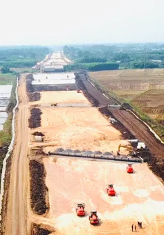 Hàng trăm công nhân làm việc xuyên lễ trên công trường trọng điểm