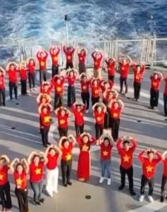 “Chuyến tàu đại đoàn kết” đưa kiều bào ra thăm Trường Sa và Nhà giàn DK-I