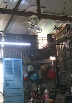 TP Hồ Chí Minh: Người dân nghèo xúc động khi được xóa nhà dột nát