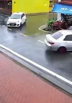 Va chạm xe khác tại ngã tư, xe ô tô con trượt văng vào vệ đường