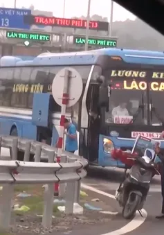 Mất an toàn đón trả khách tại nút giao cao tốc Nội Bài - Lào Cai