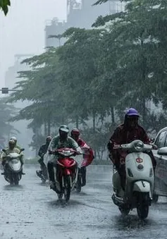 Không khí lạnh tràn về, Bắc Bộ và Bắc Trung Bộ mưa dông mạnh, trời chuyển mát