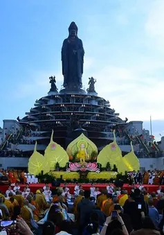 Kết thúc viên mãn Vesak 2025 bằng lễ thắp nến trên đỉnh núi Bà Đen