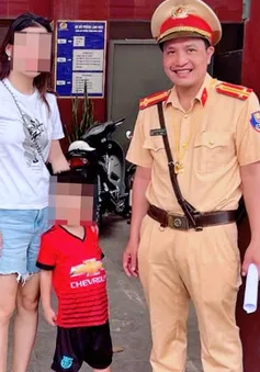 Bé trai đi lạc giữa phố đông Hà Nội, CSGT kịp thời giúp đỡ tìm người thân