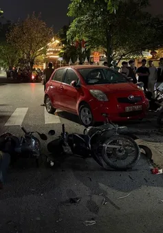 Ô tô tông liên hoàn 6 xe máy ở Hà Nội, tài xế nghi say xỉn