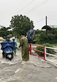 Bình Dương: Mưa lớn gây sập tường rào công ty, trụ điện gãy đổ