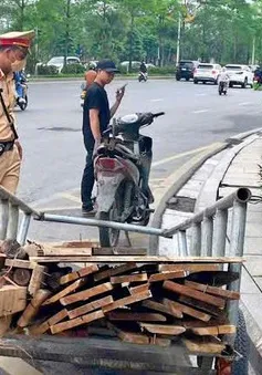 Xe máy kéo sắt dài cả chục mét chạy trên phố Hà Nội, tài xế không bằng lái