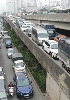 Điều chỉnh tốc độ, hướng di chuyển trên Đại lộ Thăng Long để thi công nút giao Vành đai 3,5
