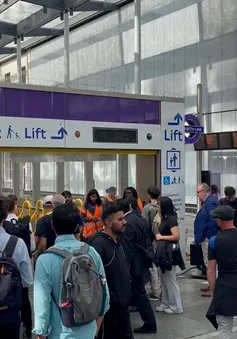 Bị cắt điện bất ngờ, hệ thống tàu điện ngầm London tê liệt