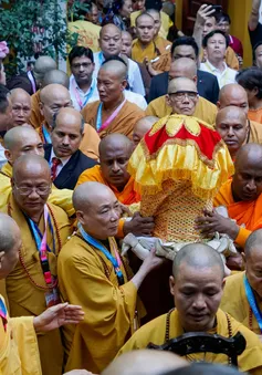 Hàng ngàn người dân Hà Nội cung rước Xá lợi Phật về chùa Quán Sứ