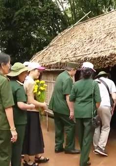Hành trình về làng Sen - Hành trình tri ân