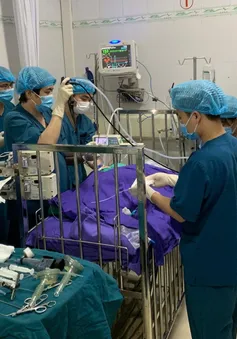 Bé 17 tháng tuổi nguy kịch do hóc kẹo lạc