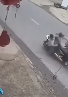 Xe máy lao từ trong ngõ ra đâm xe khác, 2 người rơi xuống đường