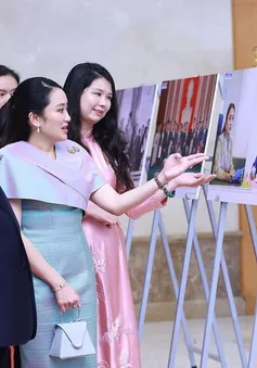 Thủ tướng Việt Nam, Thái Lan tham quan trưng bày ảnh và các sản phẩm thủ công mỹ nghệ