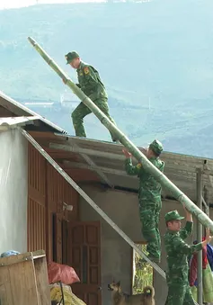 Biên phòng giúp dân chằng mái nhà, vững vàng trước mùa mưa bão