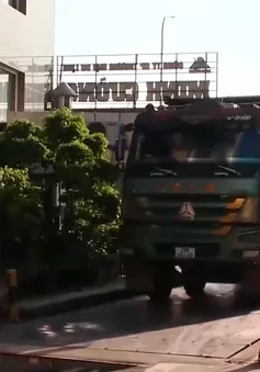 Xe chở quá tải hoạt động rầm rộ cả ngày lẫn đêm ở khu vực ngoại thành Hà Nội