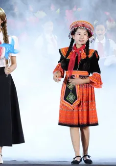Hòa Minzy cùng ca sĩ nhí hát mở đầu chương trình 'Người là Hồ Chí Minh'
