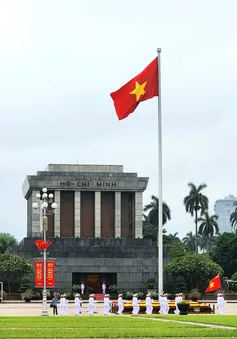 Lễ chào cờ đặc biệt tại Quảng trường Ba Đình nhân kỷ niệm 135 năm ngày sinh của Chủ tịch Hồ Chí Minh