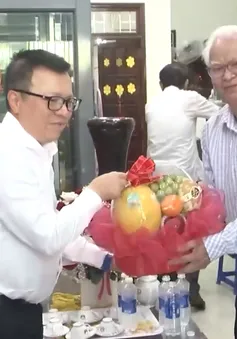 Lãnh đạo Báo Nhân dân thăm, tặng quà các nhà báo lão thành