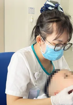 Cảnh báo trẻ liệt mặt do lạnh: Đừng chủ quan khi trẻ tắm muộn, nằm điều hòa