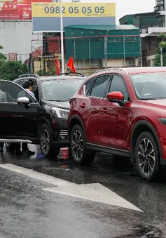 Hà Nội: Tai nạn liên hoàn giữa 3 ô tô trên cầu vượt Trần Duy Hưng - Nguyễn Chí Thanh