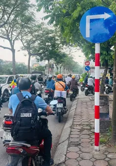 Bất chấp biển cấm, hàng đoàn xe ngược chiều giữa phố Hà Nội