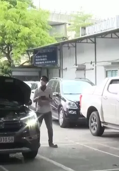 Ô tô xếp hàng dài chờ đăng kiểm, nhiều trung tâm phải làm thêm giờ