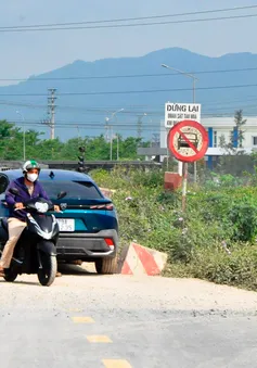 Nghệ An: Dự án đường 750 tỷ đồng dở dang, người đi đường phó mặc ‘tử thần’ qua đường ngang