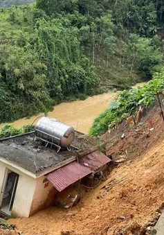 Tuyên Quang: Mưa lớn gây ngập sâu, nhà vệ sinh trường học bị sạt lở xuống suối