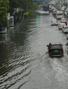 Mưa dông dữ dội gây ngập úng New Delhi
