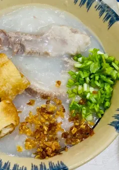 Món ngon Hà Nội gây thương nhớ: Cháo sườn quẩy giòn tại nhà