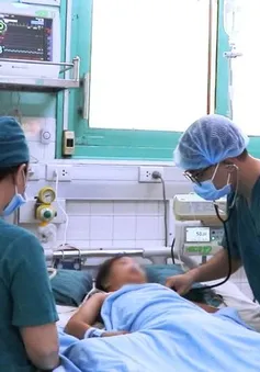 Bé gái 8 tuổi thoát chết hy hữu sau tai nạn cuốn vào cửa cuốn