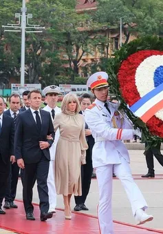 Tổng thống Pháp cùng Phu nhân đặt vòng hoa và vào Lăng viếng Chủ tịch Hồ Chí Minh