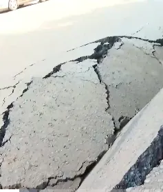 Xuất hiện vết nứt dài hơn 50m ở trung tâm thành phố Gia Nghĩa, Đắk Nông