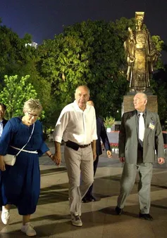 Tổng thống Hungary và Phu nhân đi dạo, ngắm cảnh hồ Hoàn Kiếm