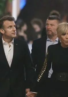 Tổng thống Pháp Emmanuel Macron và Phu nhân dạo phố cổ Hà Nội