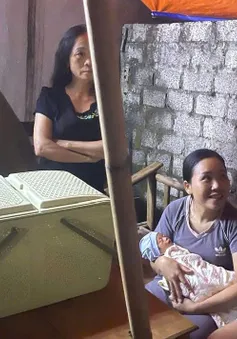 Nghệ An: Bé gái 2 tuần tuổi bị bỏ rơi trước nhà đôi vợ chồng hiếm muộn