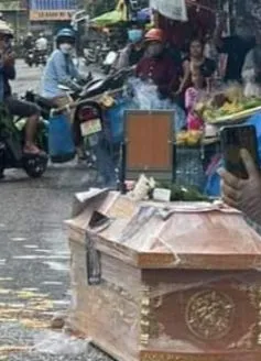 Truy tố nhóm người mang quan tài đòi nợ, gây rối trật tự tại Phan Thiết
