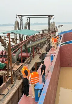 Hà Nội: Truy bắt hai tàu khai thác cát trái phép trên sông Hồng giữa đêm