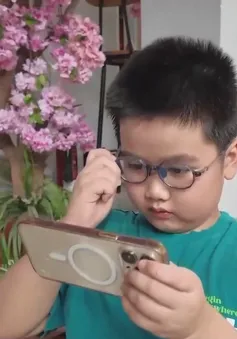 Cha mẹ cần làm gương để con trẻ rời xa điện thoại trong ngày hè