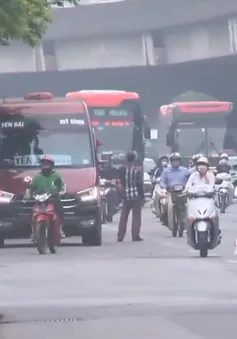 Phớt lờ biển báo cấm, nhiều xe xe khách vẫn dừng đỗ, đón trả khách ngoài bến xe ở Hà Nội