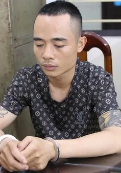 Vờ vào tiệm hỏi mua vàng, nam thanh niên cướp vàng bỏ chạy